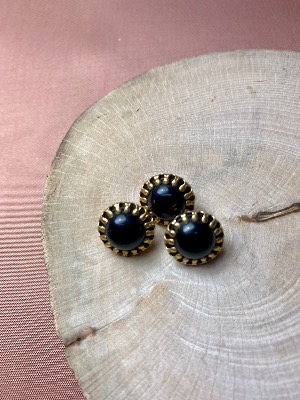 Bouton noir brillant serti vintage 