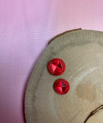 Bouton rouge pyramide